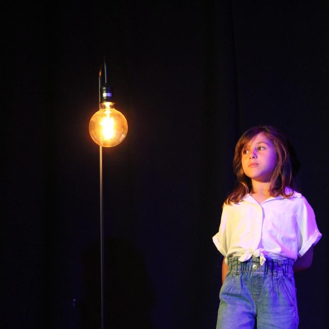 bambina recita